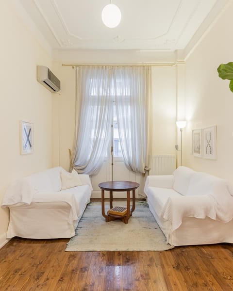 Living room, Photo of the whole room, Seating area, towels