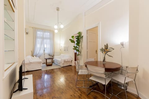 Bed, Living room, Photo of the whole room, Seating area, Dining area, Bedroom