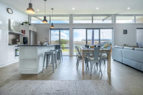 Living room, Dining area, kitchen