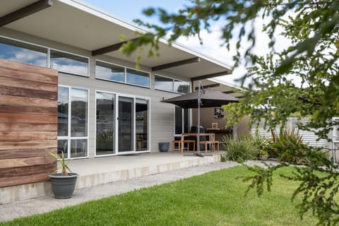 Property building, Patio, BBQ facilities, Garden, Dining area