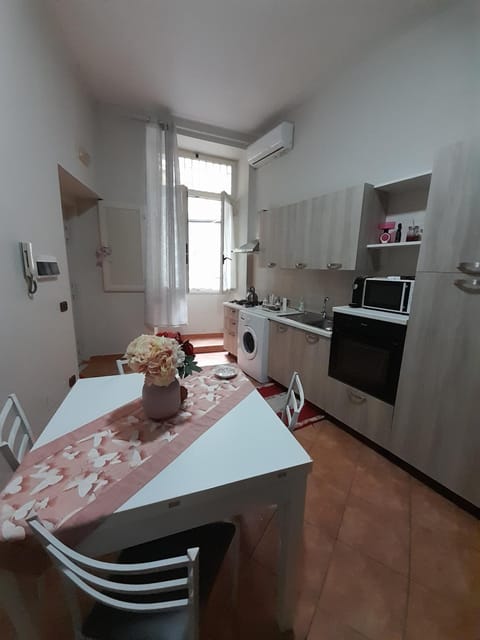Kitchen or kitchenette, Dining area, minibar, pet friendly, stove