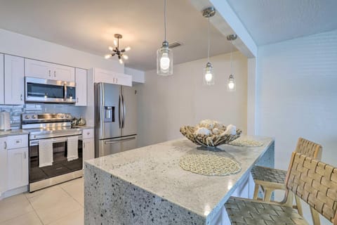 Walkable Florida Duplex 2 Blocks to Cocoa Beach! Apartment in Cocoa Beach