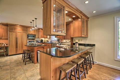 Easy Hiking and Sightseeing! Kingsport Home with Deck House in Kingsport