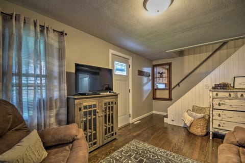 Cozy Goshen Farmhouse about 9 Mi to Amish Acres House in Indiana