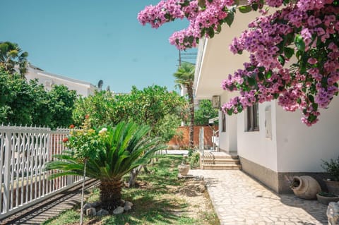 Property building, Spring, Day, Garden, Garden view
