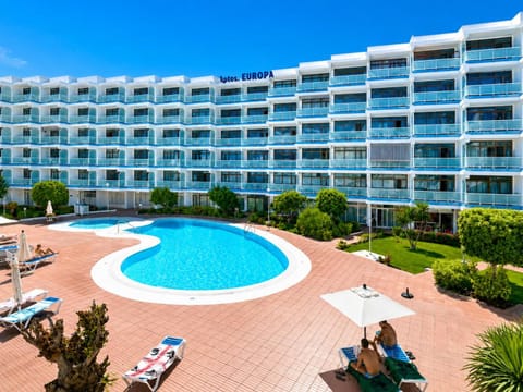 Property building, Pool view, Swimming pool, Location, sunbed