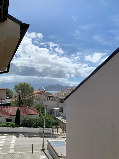 Balcony/Terrace, City view, Mountain view, Sea view, Street view