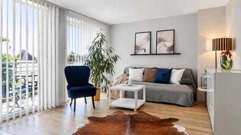 Living room, Photo of the whole room, Decorative detail, Seating area