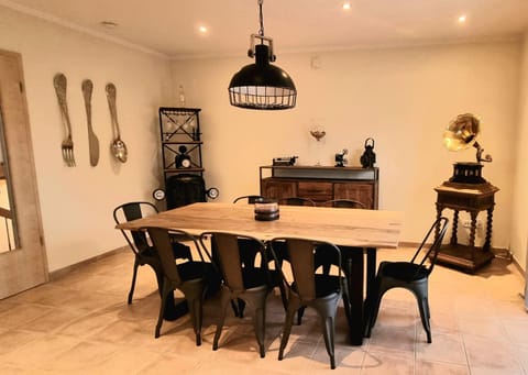 Photo of the whole room, Dining area