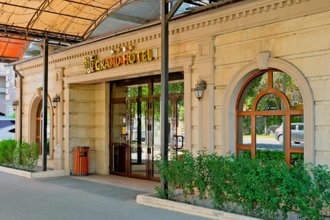 Property building, Facade/entrance, Day