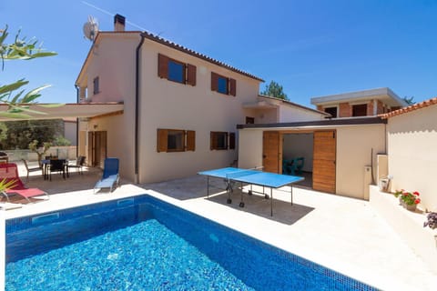 Beautiful villa Cissana with private pool near the beach by WiiBuk Villa in Peroj