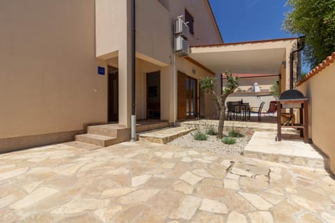 Beautiful villa Cissana with private pool near the beach by WiiBuk Villa in Peroj