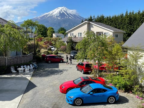 Spring, Day, Neighbourhood, Natural landscape, Mountain view, Parking