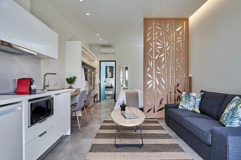 Kitchen or kitchenette, Living room, Seating area, minibar, pet friendly, stove