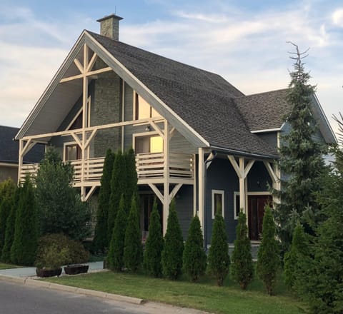 Property building, Natural landscape, Skiing, Skiing, Parking