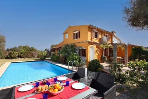 Property building, Day, Garden, Dining area, Swimming pool