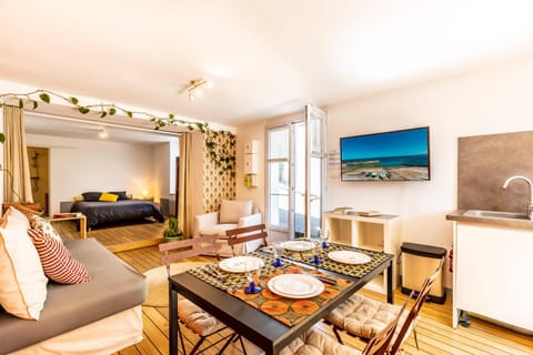 Living room, Seating area, Dining area