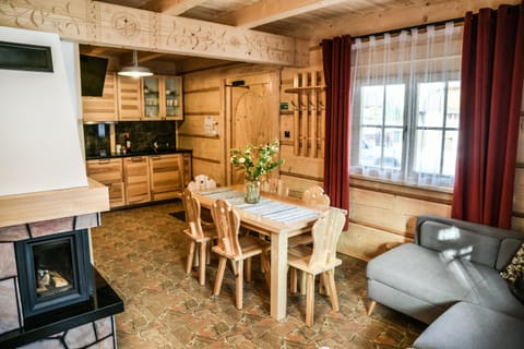 TV and multimedia, Kitchen or kitchenette, Living room, Seating area, Dining area, fireplace