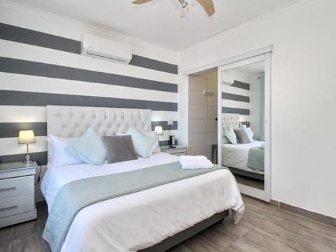 Photo of the whole room, Decorative detail