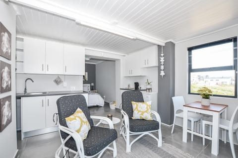 Seating area, Dining area, kitchen