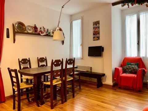 Communal lounge/ TV room, Living room, Seating area, Dining area