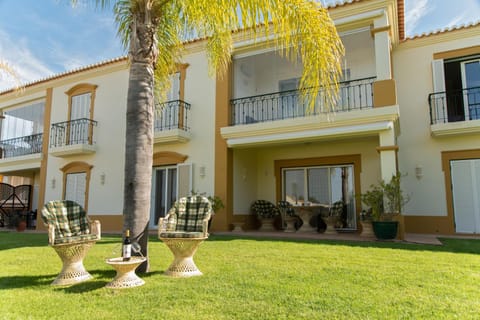 Property building, Facade/entrance, Garden, Balcony/Terrace