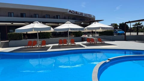 Swimming pool, sunbed