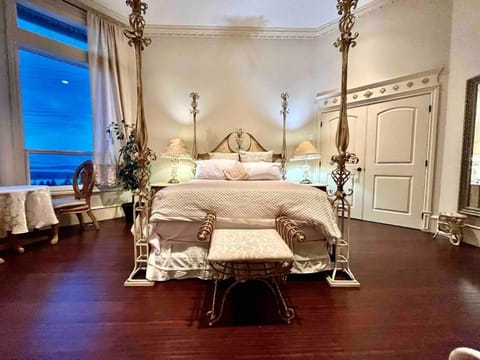 castle in the sky Bed and Breakfast in Ladysmith