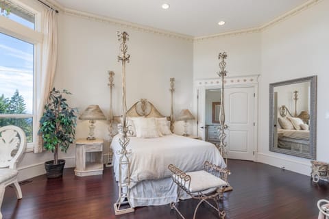 castle in the sky Bed and Breakfast in Ladysmith