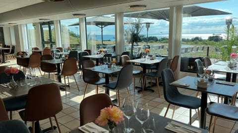 Restaurant/places to eat, Lounge or bar