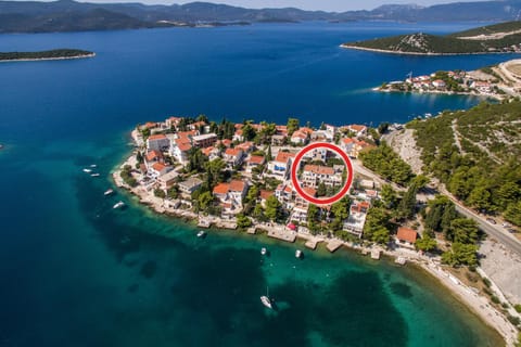 Facade/entrance, Bird's eye view