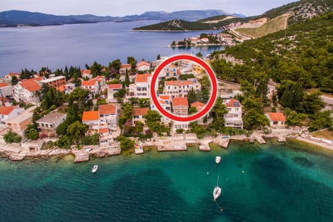 Facade/entrance, Bird's eye view