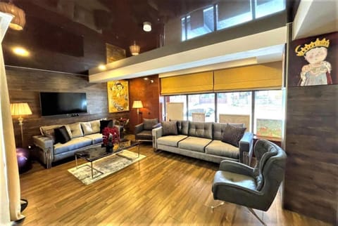 Communal lounge/ TV room, TV and multimedia, Living room, Lounge or bar, Seating area, Evening entertainment