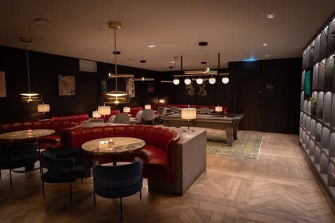 Billiard, Lounge or bar, Seating area