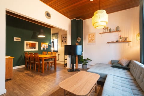 TV and multimedia, Living room, Seating area, Dining area