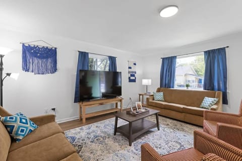 Elegant in Noir- Midcentury Modern Vibes House in Chattanooga