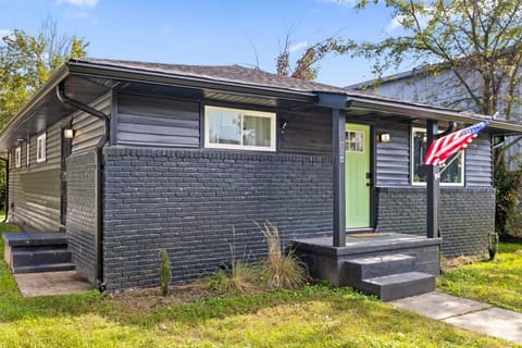 Elegant in Noir- Midcentury Modern Vibes House in Chattanooga