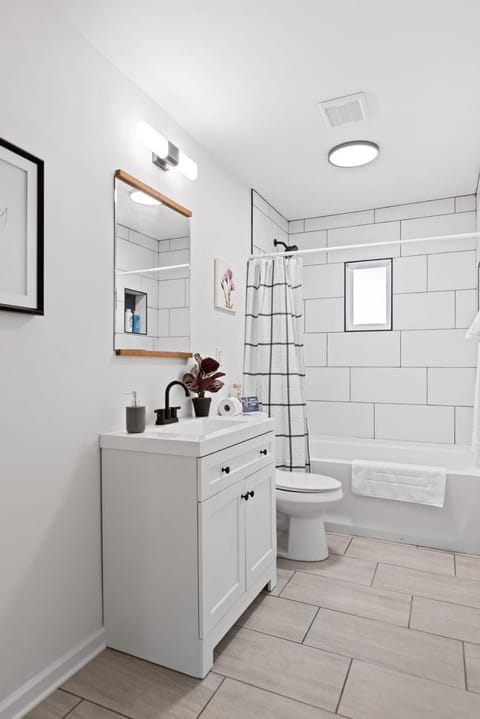 Elegant in Noir- Midcentury Modern Vibes House in Chattanooga