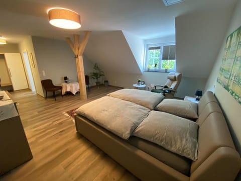 Bed, Photo of the whole room, Seating area