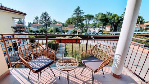 Balcony/Terrace, Street view