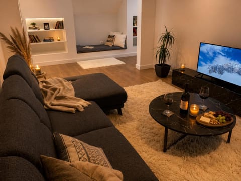 Night, Library, TV and multimedia, Coffee/tea facilities, Living room, Seating area