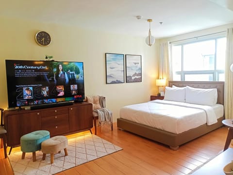 Bed, TV and multimedia, Bedroom