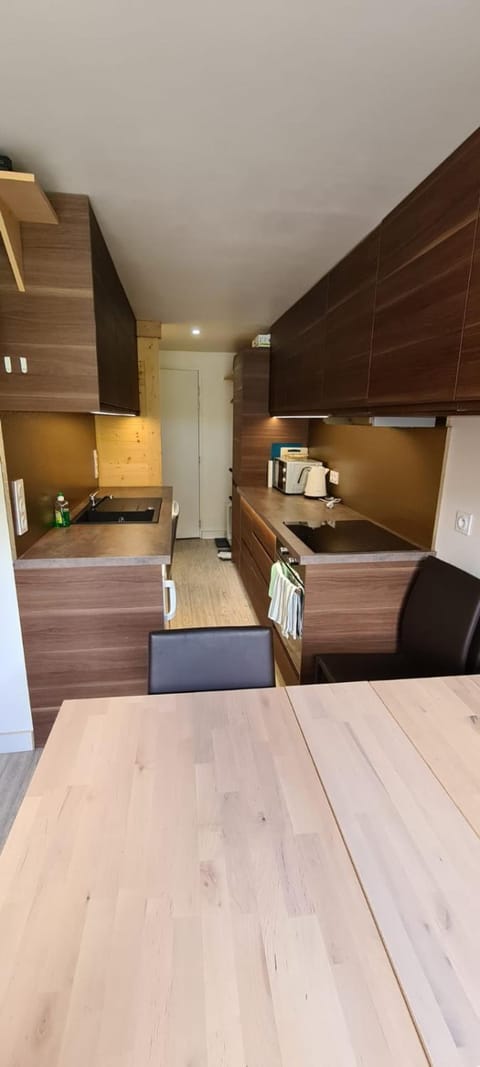 Photo of the whole room, Dining area, kitchen