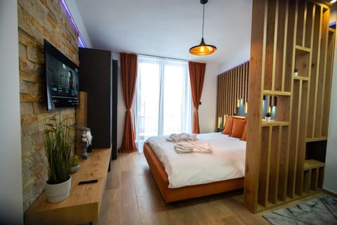 Bed, TV and multimedia, Bedroom