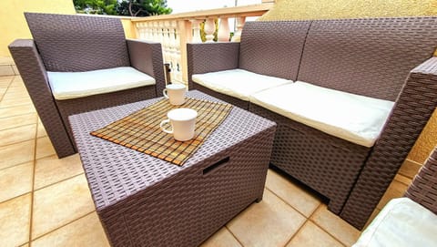 Balcony/Terrace, Animals, Garden view, Mountain view, Street view, children, young children, Family, Parking, furniture, internet, internet, internet, microwave, pet friendly, stove, towels, air conditioner