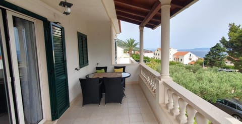 Balcony/Terrace, Pets, Mountain view, Sea view, Street view, Parking, dishwasher, internet, internet, microwave, oven, towels, washing machine, washing machine, kitchen, air conditioner, air conditioner