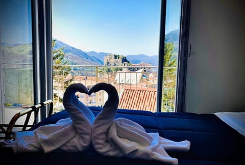Bed, Natural landscape, View (from property/room), Balcony/Terrace, Photo of the whole room, Bedroom, Mountain view, towels