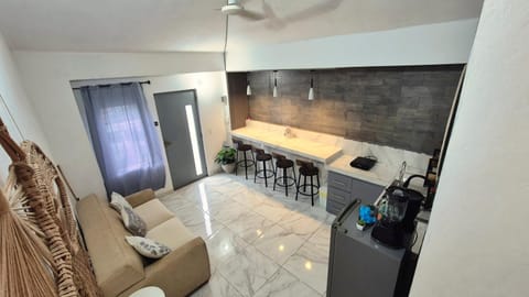 Coffee/tea facilities, Kitchen or kitchenette, Living room, Seating area, Dining area