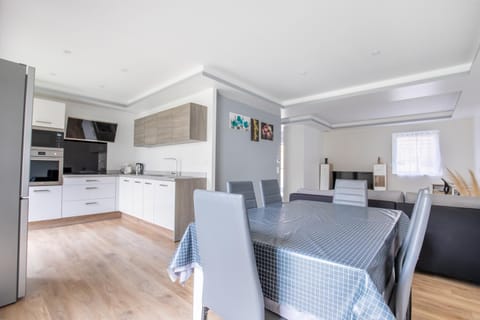 Kitchen or kitchenette, Living room, Dining area, dishwasher, minibar, pet friendly, stove