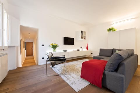 Communal lounge/ TV room, TV and multimedia, Living room, Seating area, Dining area